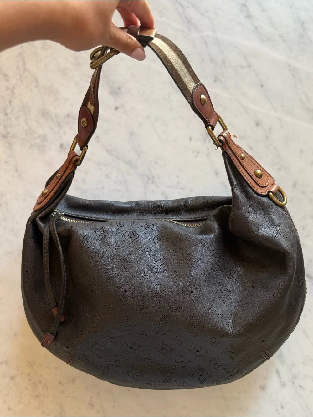 Vintage Authentic 2000s Louis Vuitton Hobo Bag in brown leather